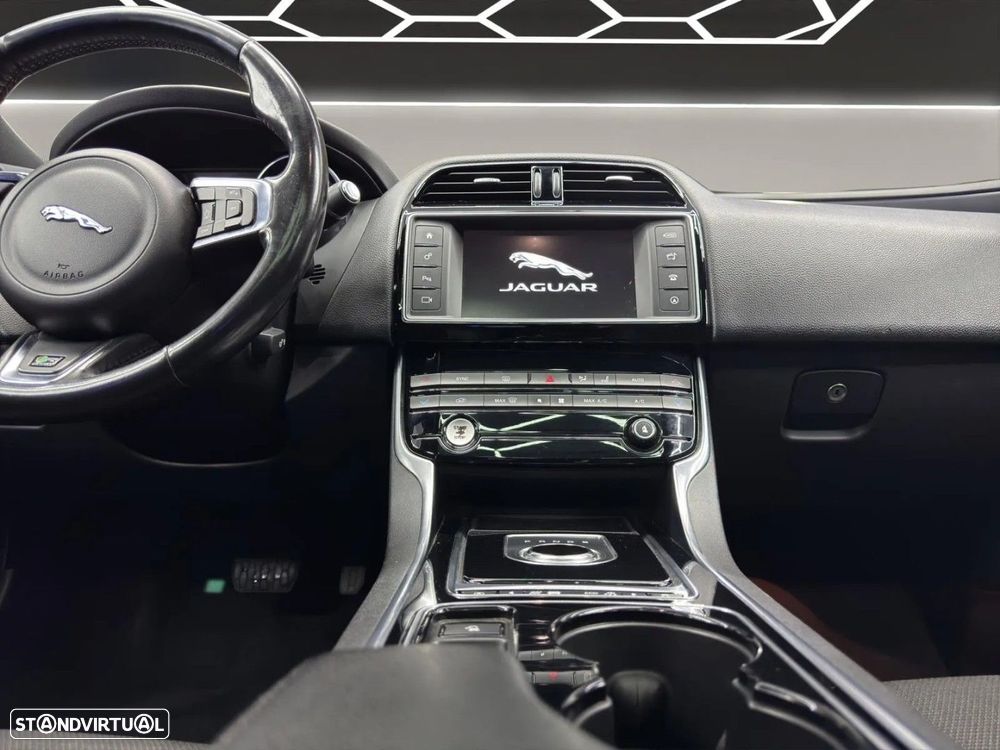 Jaguar XE 2.0 D R-Sport Aut. - 18
