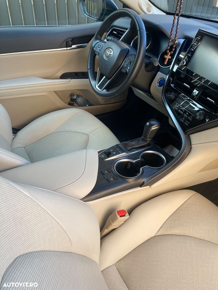 Toyota Camry Luxury - 13