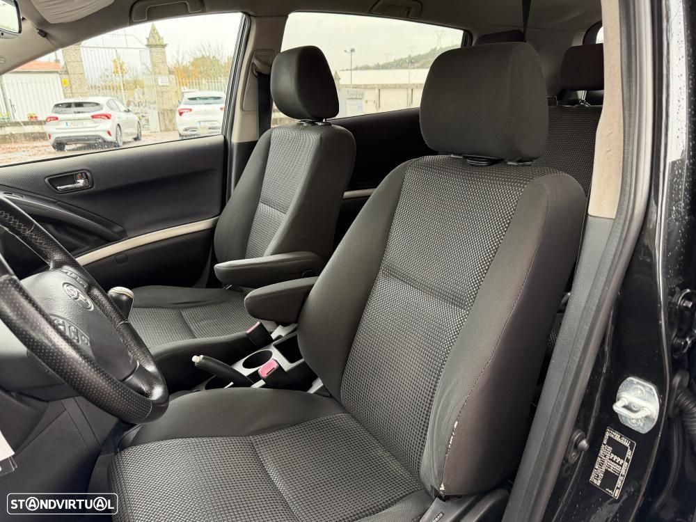 Toyota Corolla Verso 2.2 D-4D High Pack - 9