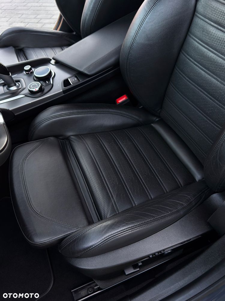 Alfa Romeo Giulia 2.0 Turbo 16V AT8-Q4 Veloce Ti - 8