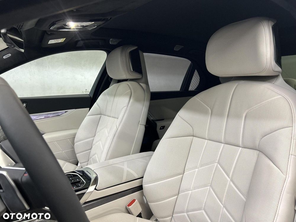 BMW i7 - 12