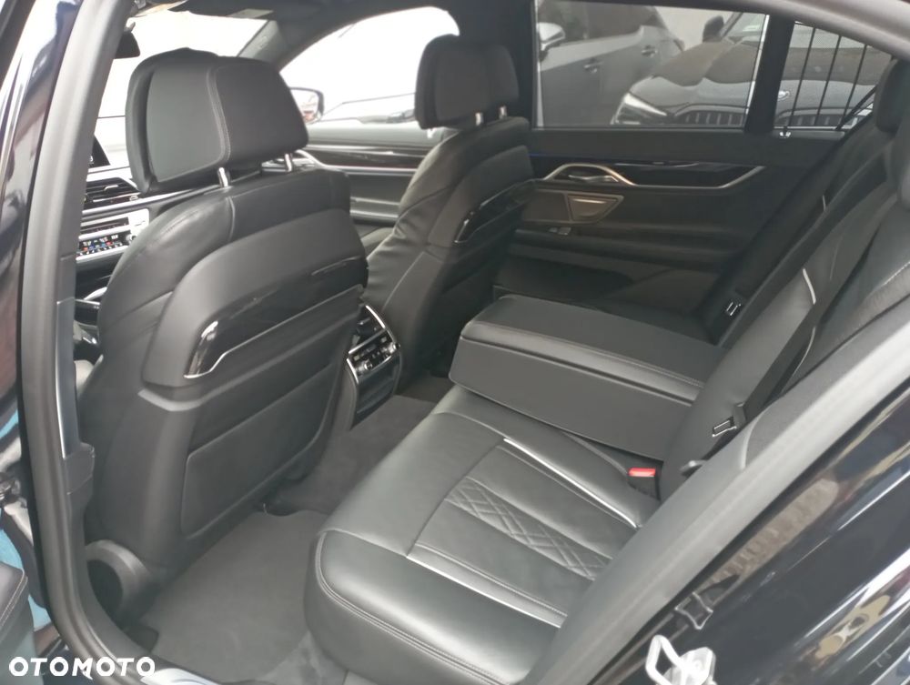 BMW Seria 7 750i xDrive - 11