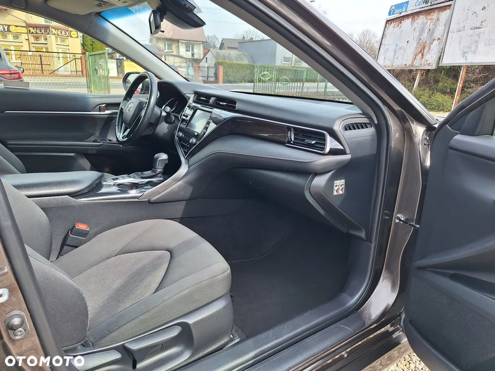 Toyota Camry 2.5 Hybrid Comfort CVT - 24