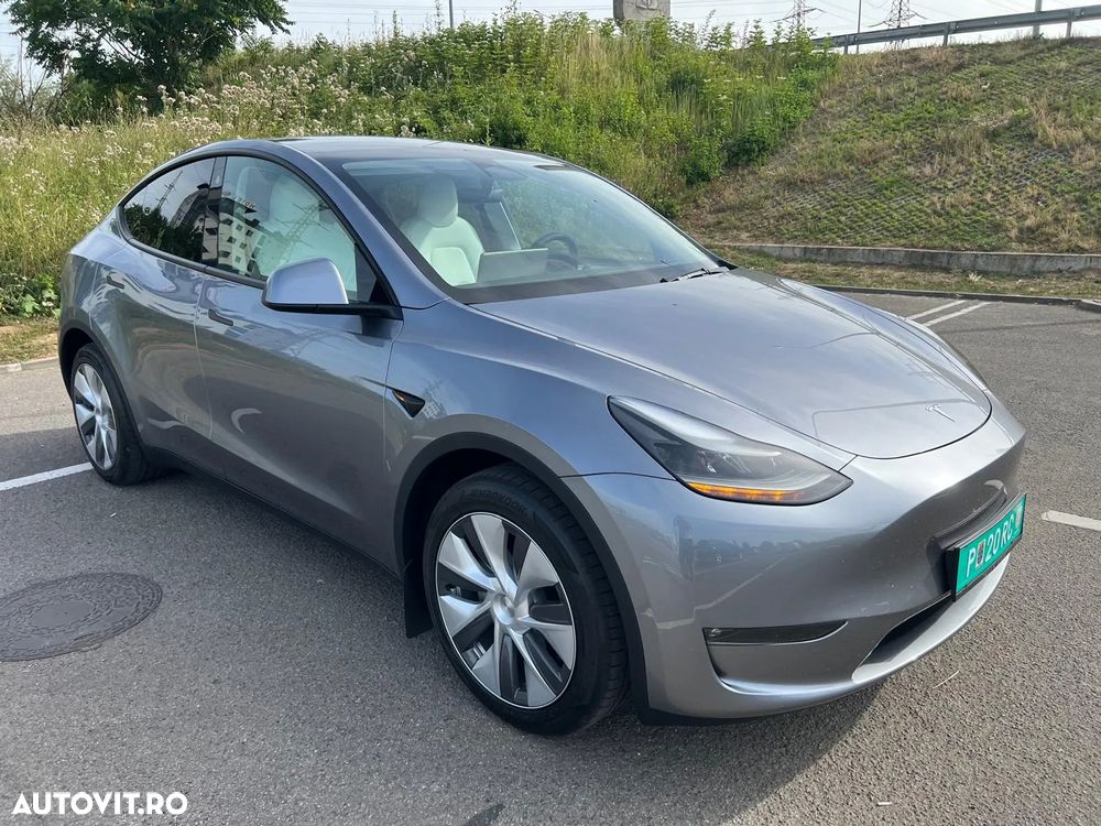 Tesla Model Y - 8