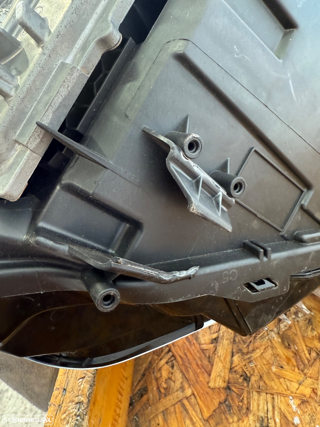 Farol esquerdo Peugeot 2008 de 2022 com patilhas partidas - 3