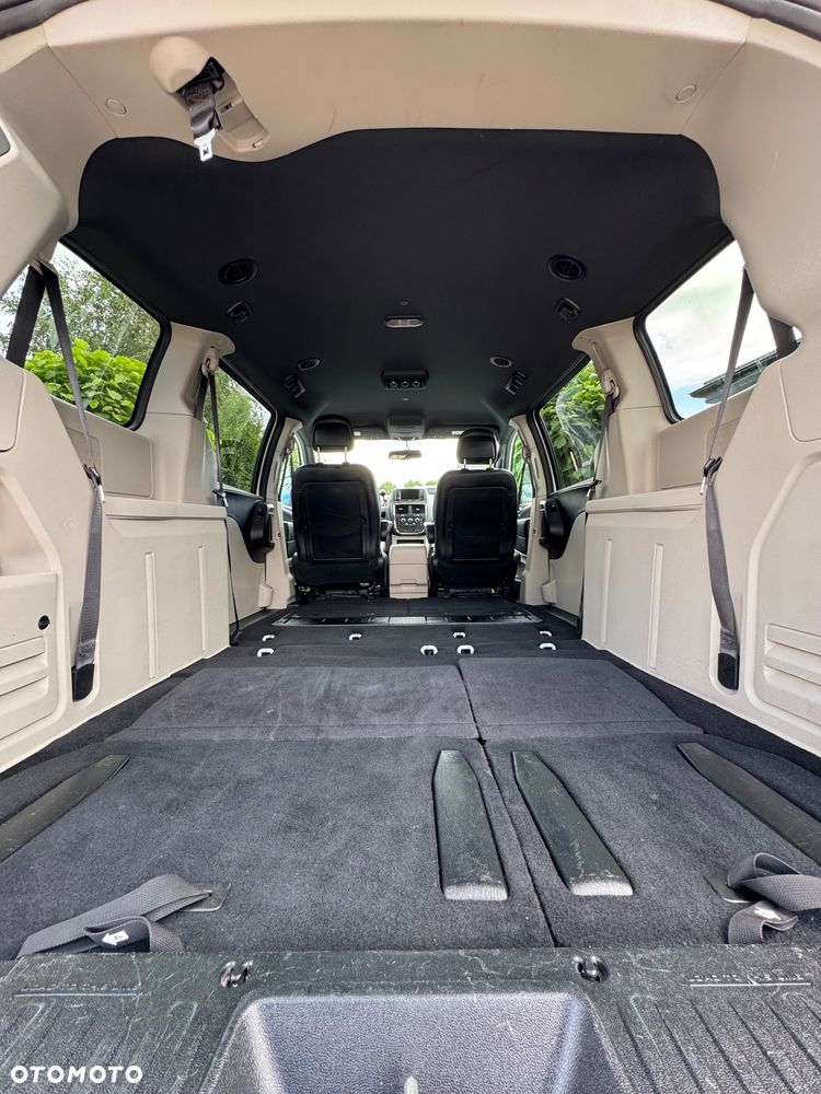 Dodge Grand Caravan - 11