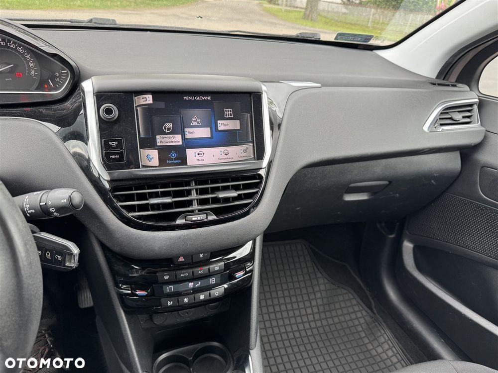 Peugeot 208 - 25