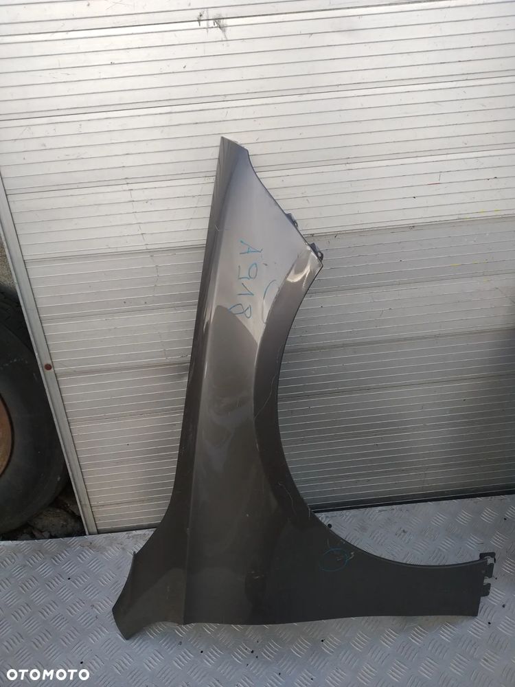 A918/A932/F977 MERCEDES A KLASA W177 BŁOTNIK PRAWY BIAŁY - 1