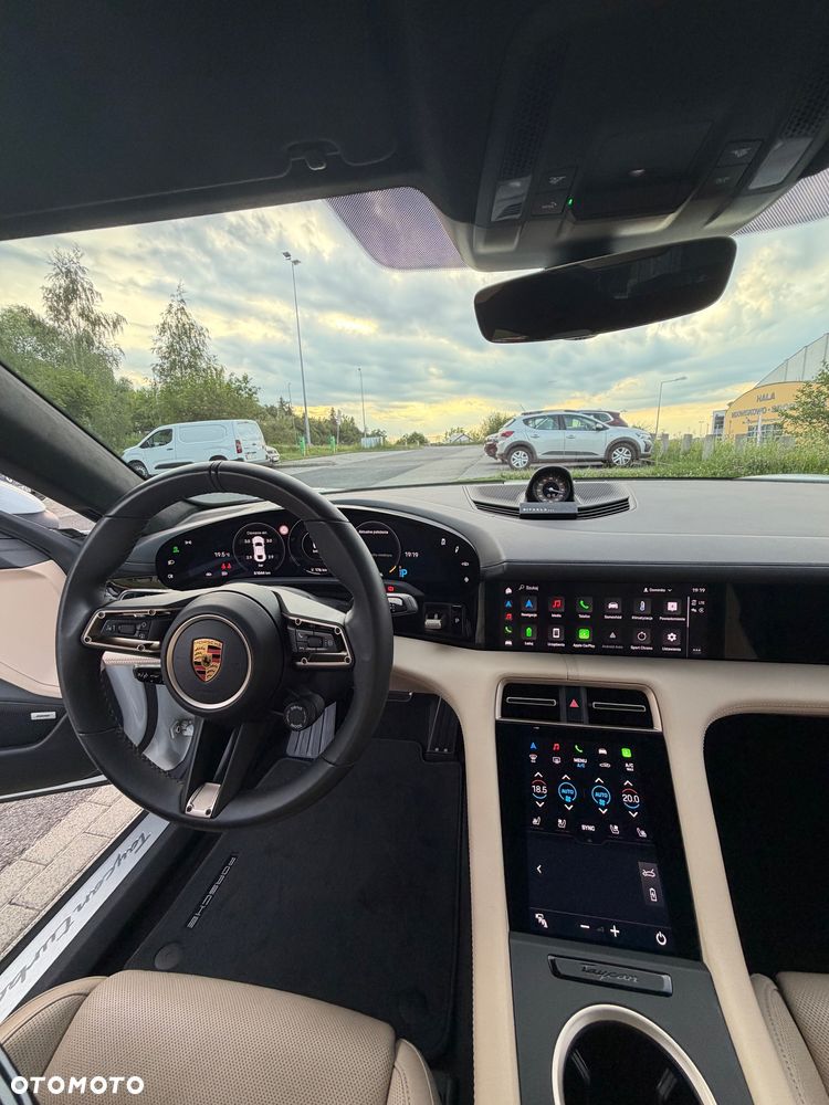 Porsche Taycan - 17