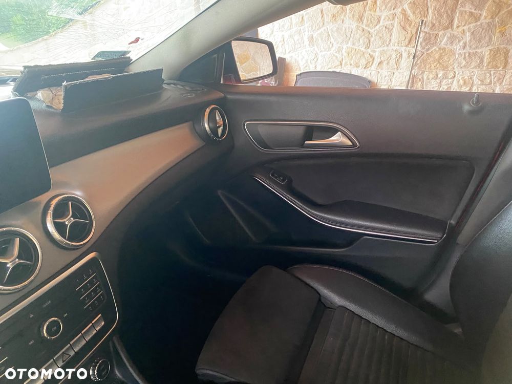 Mercedes-Benz CLA 220 4-Matic AMG Line - 11