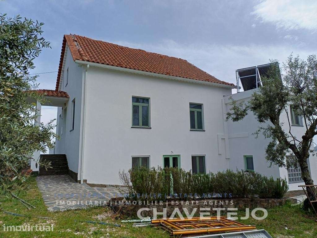 Casa de família renovada com anexos e terreno fértil com bastante á... - Grande imagem: 3/60