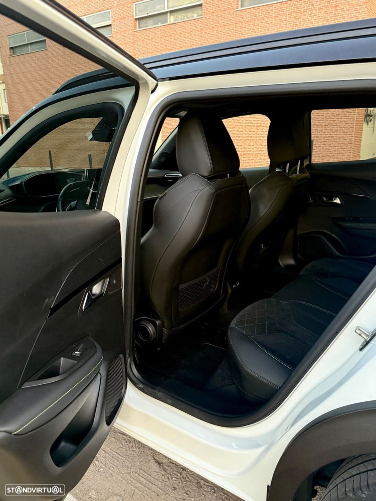 Peugeot 2008 PureTech 130 EAT8 GT Exclusive — fotografia 14