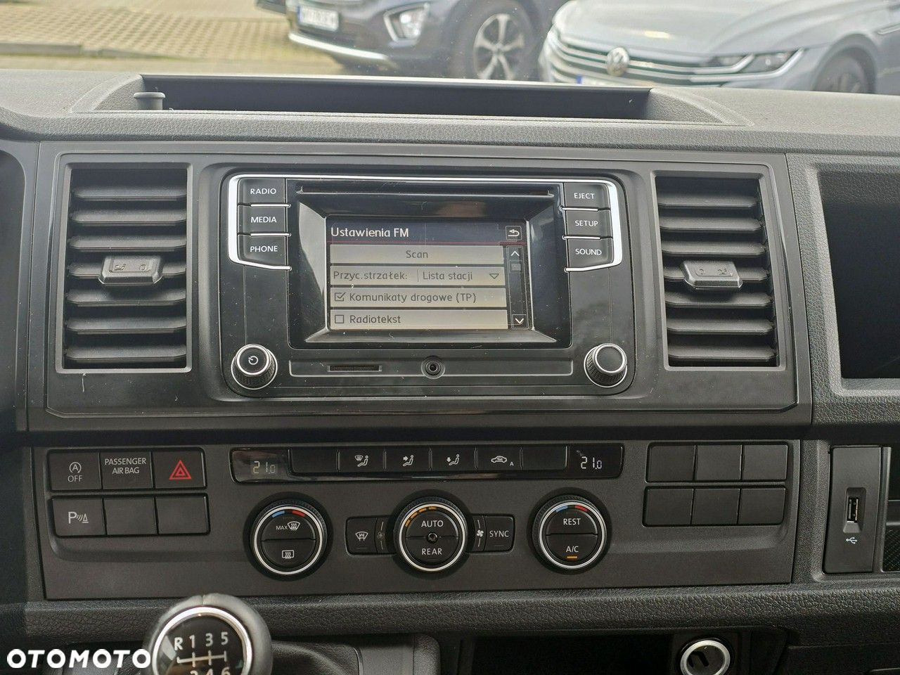 Volkswagen Caravelle - 10