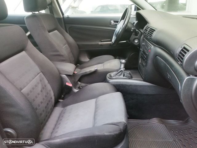 VW Passat 1.9 TDi Highline - 12