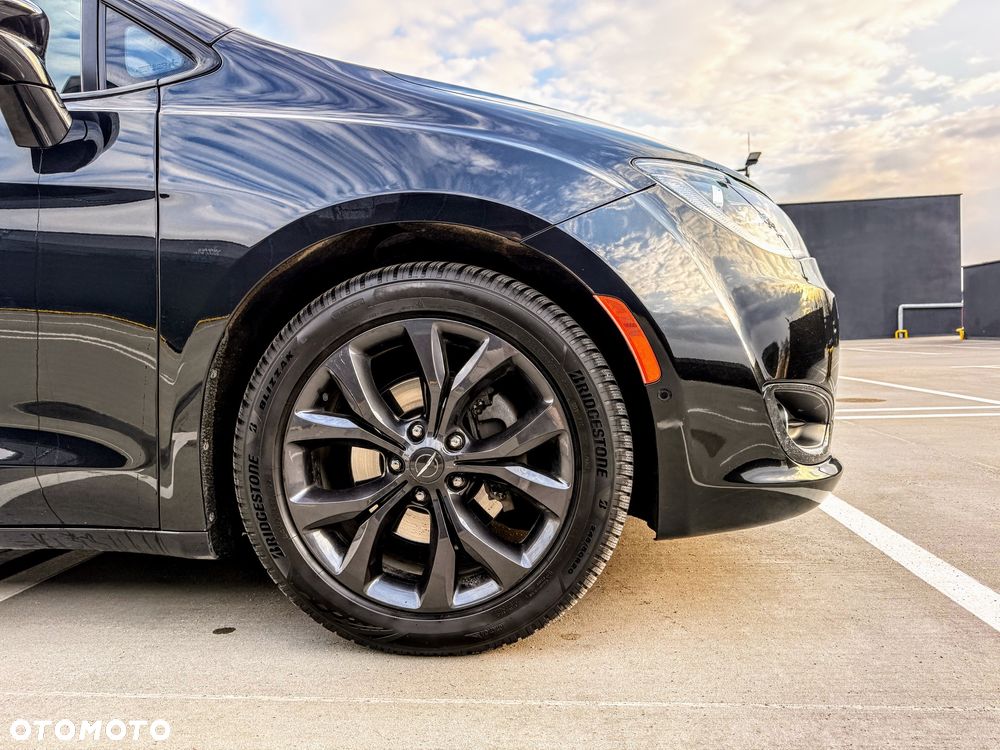 Chrysler Pacifica - 2