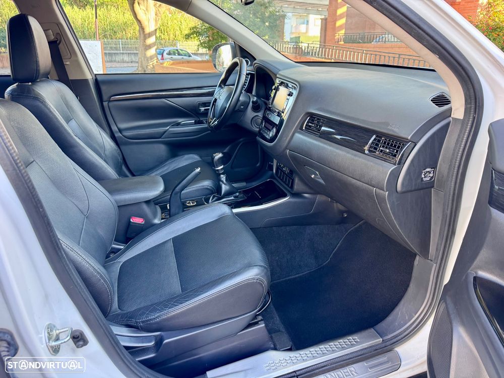 Mitsubishi Outlander 2.2 DI-D Instyle Navi Black Edition - 11