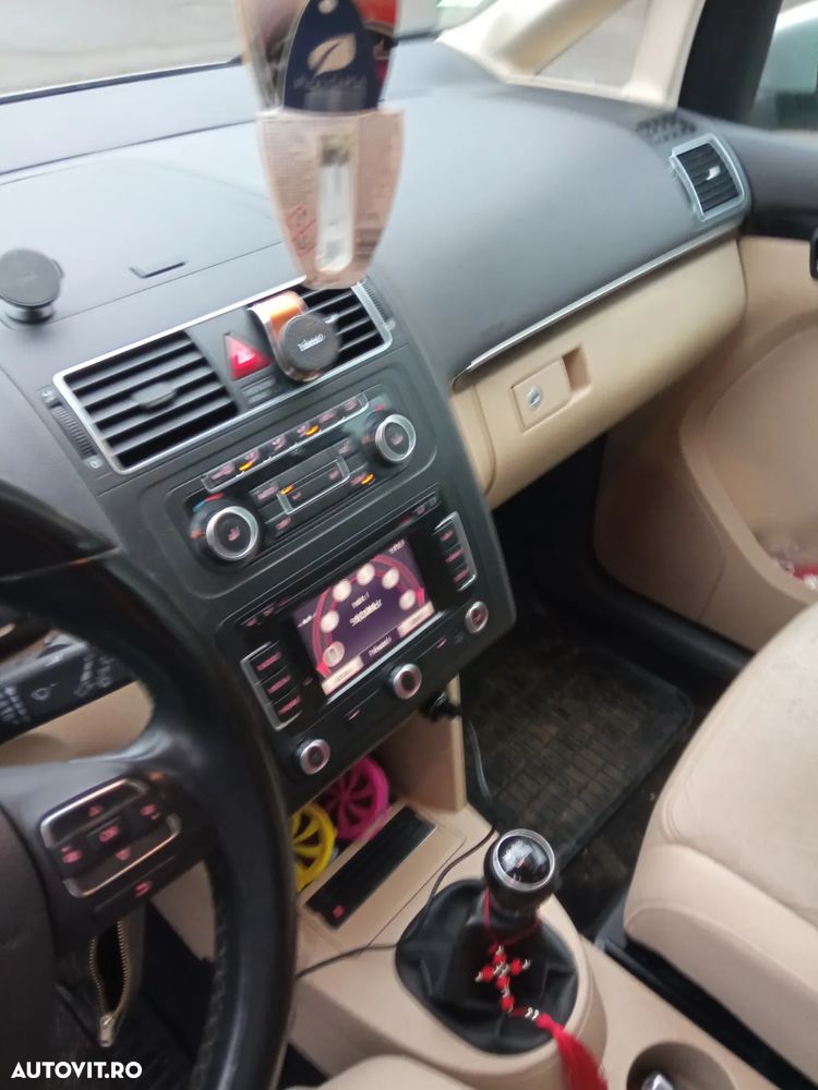 Volkswagen Touran - 12