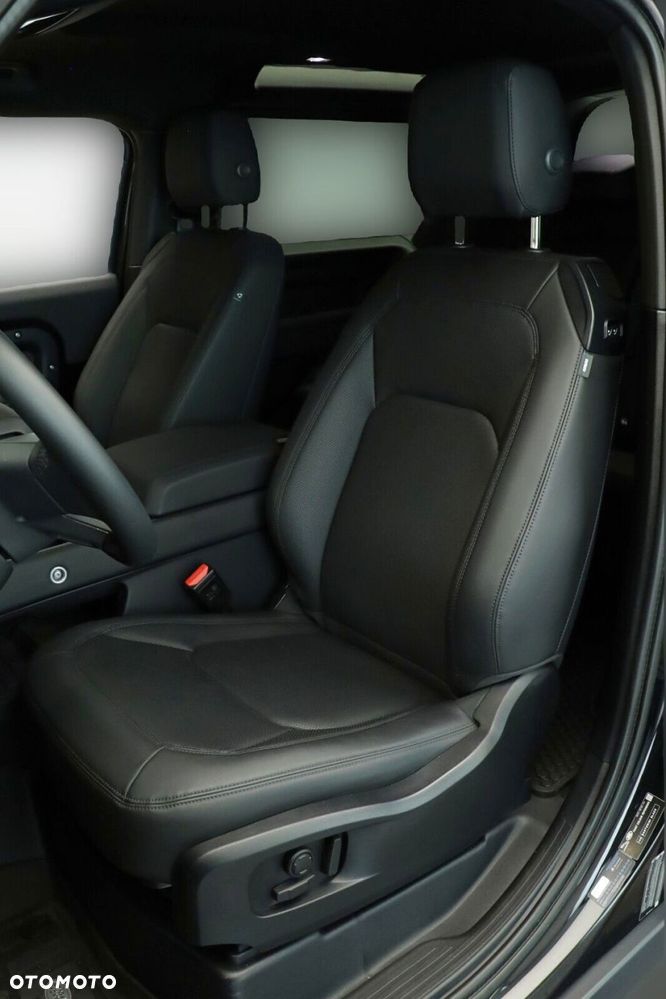 Land Rover Defender 2024