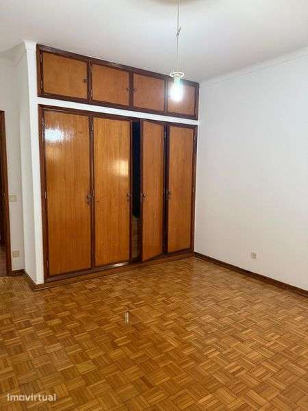 T3 junto a pastelaria Primavera 1* Andar - Grande imagem: 5/12