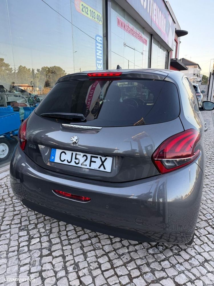Peugeot 208 1.2 PureTech Style EAT6 - 6