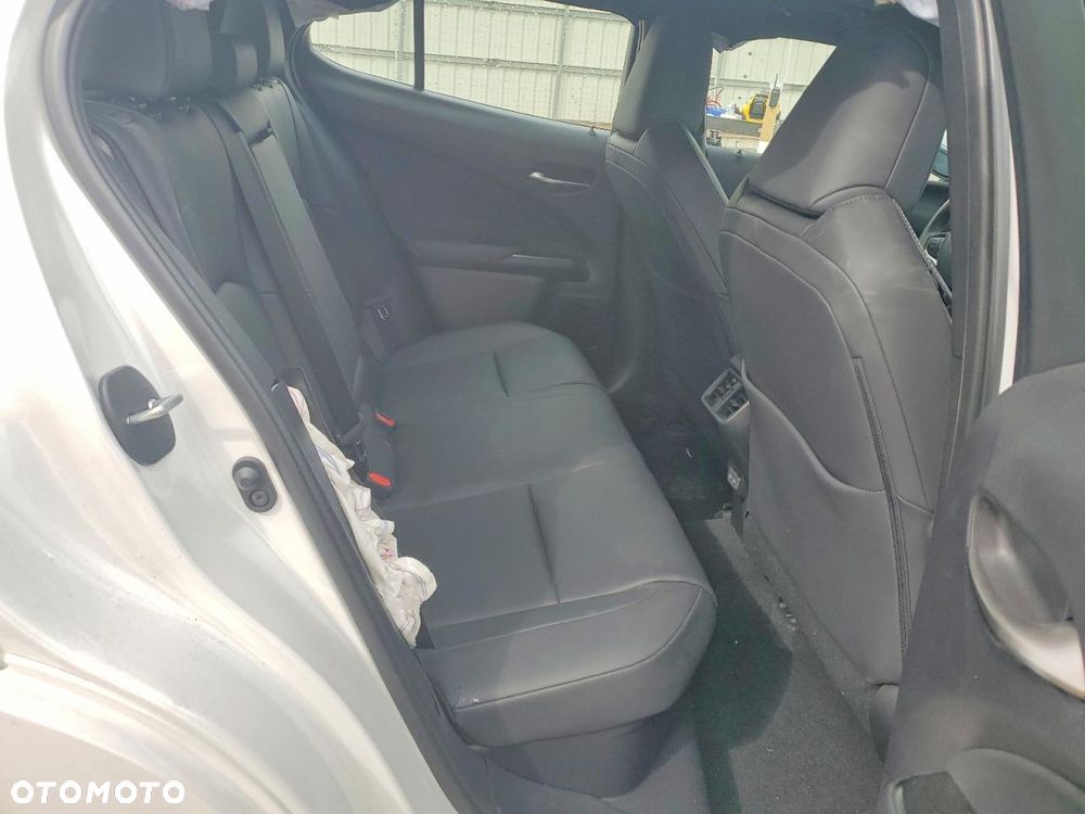 Lexus UX - 12