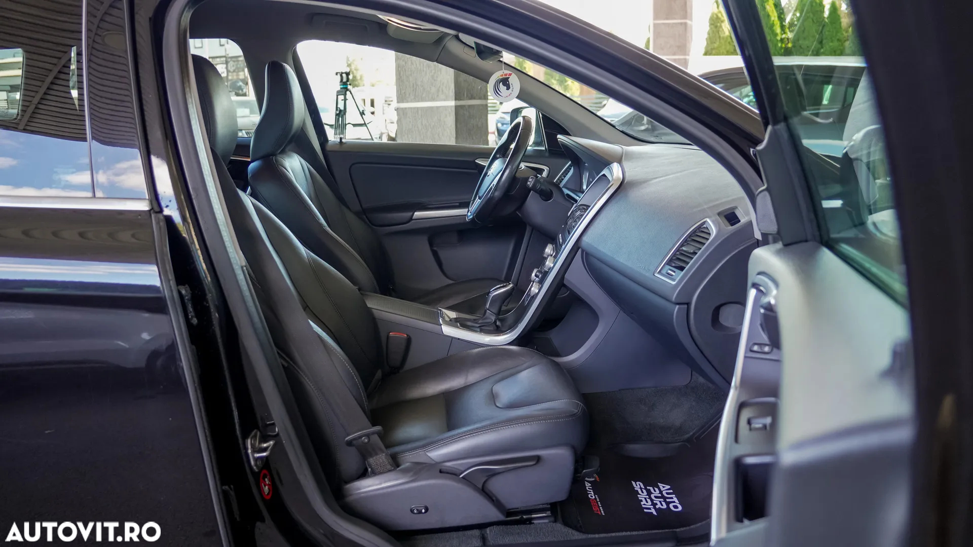 Volvo XC 60 D4 AWD Momentum - 24