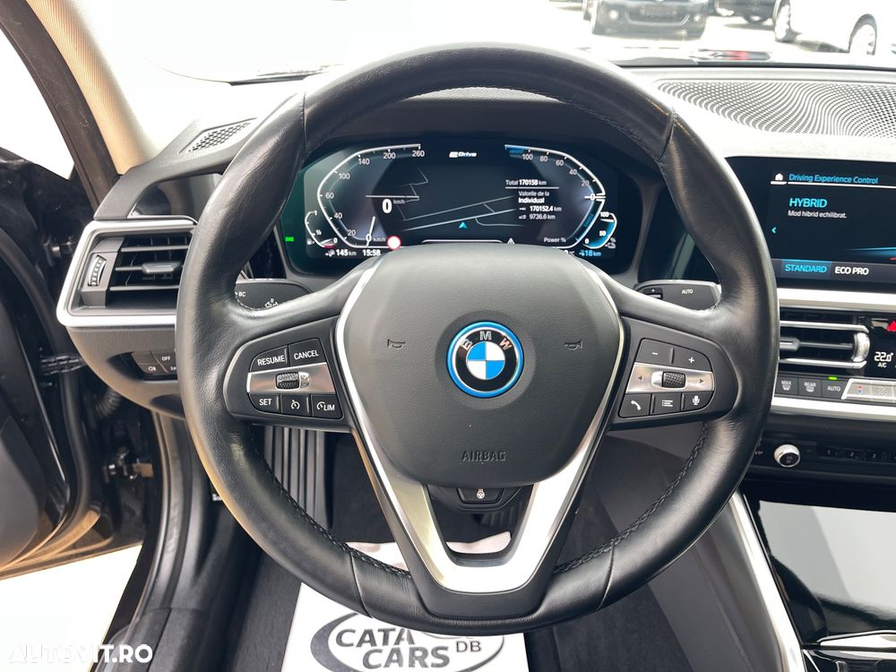 BMW Seria 3 330e Aut. Sport Line - 38