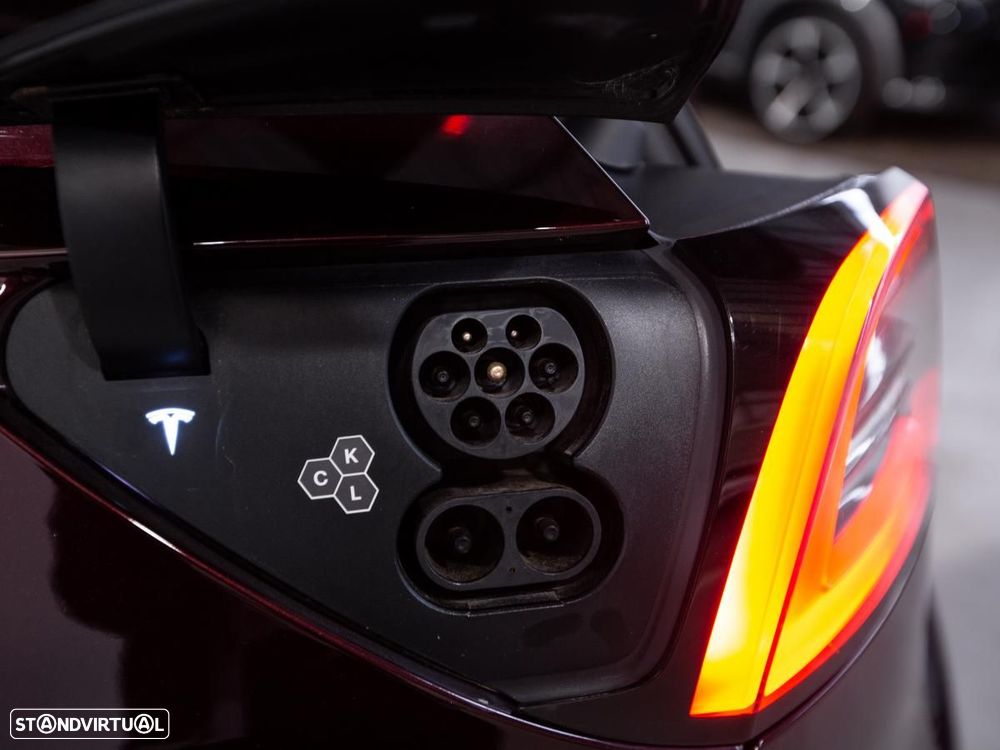 Tesla Model Y Performance Dual Motor AWD - 17