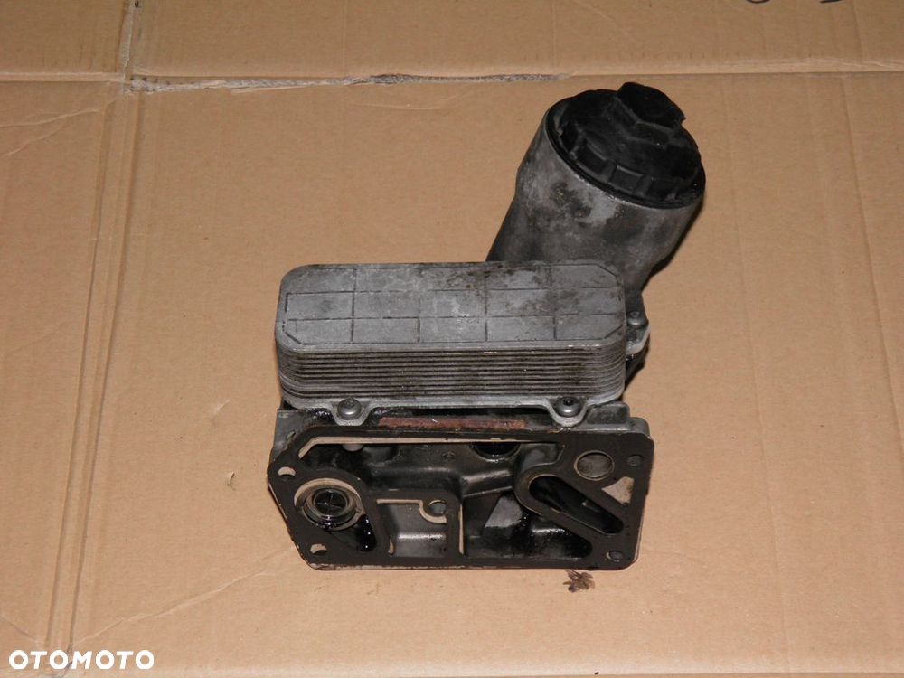 VW T5 2.5TDI 03- PODSTAWA OLEJU FILTRA Z CHŁODNICZKĄ - 1