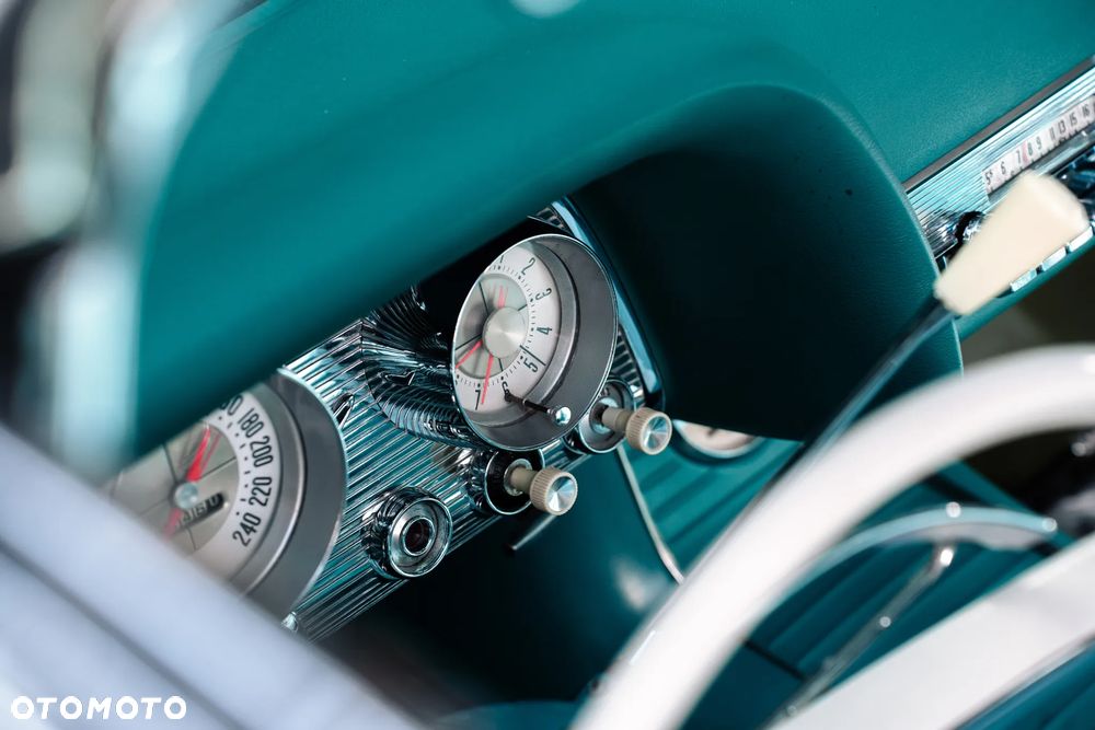 Ford Thunderbird - 35