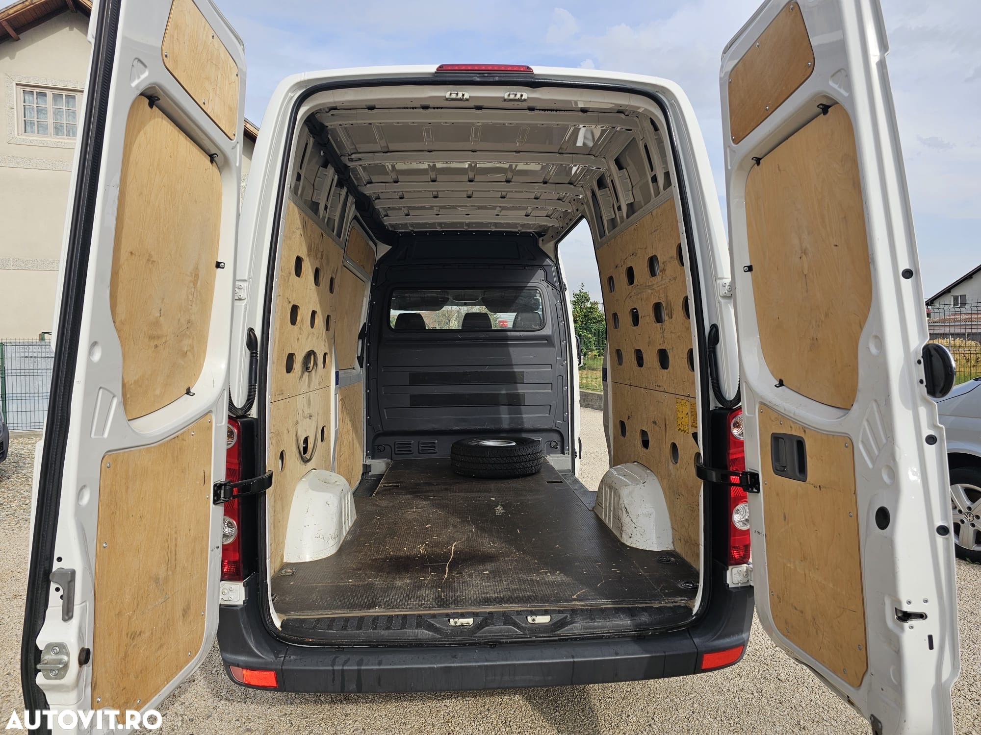 Volkswagen Crafter 2.0 TDI - model MEDIU - doua usi laterale - 5