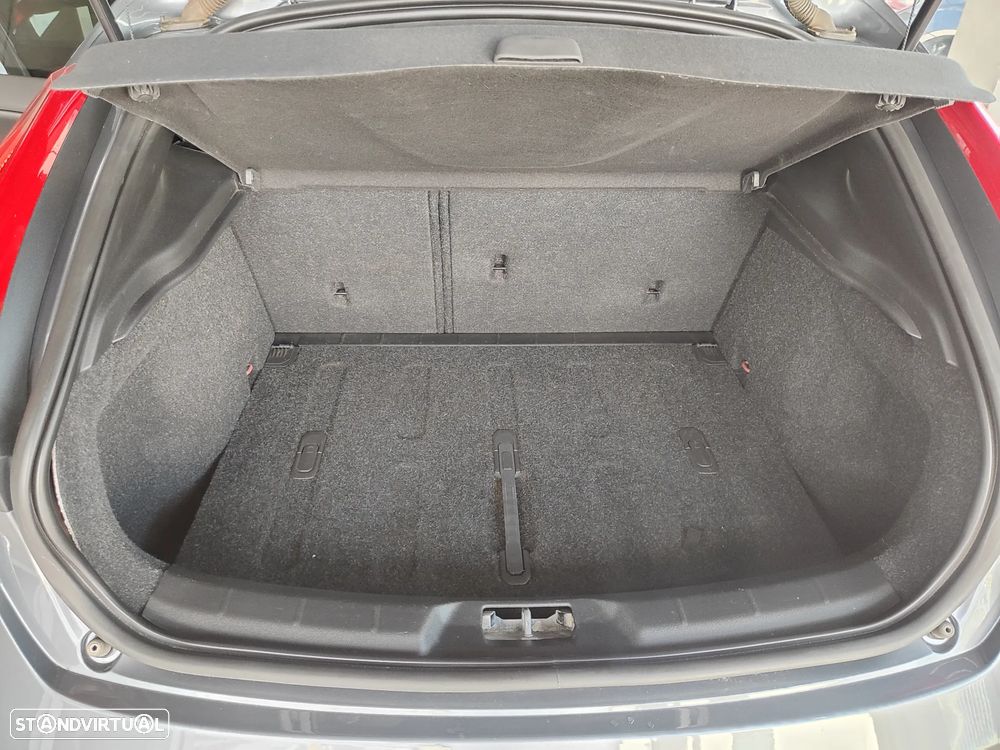 Volvo V40 2.0 D3 R-Design - 19