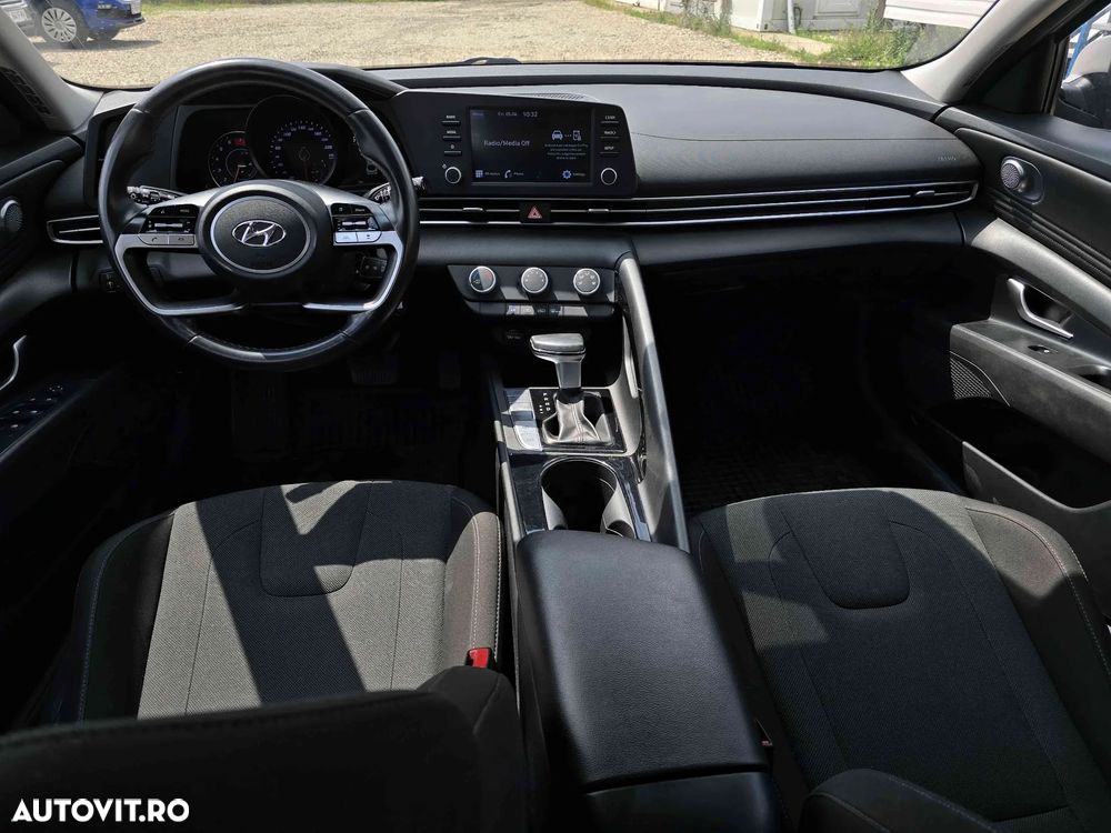 Hyundai Elantra - 11