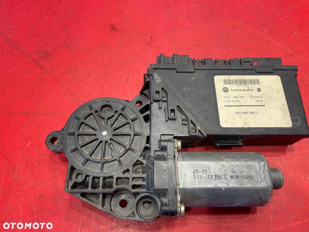 SILNICZEK SZYBY LEWY TYL VW TOUAREG 3D0959795C