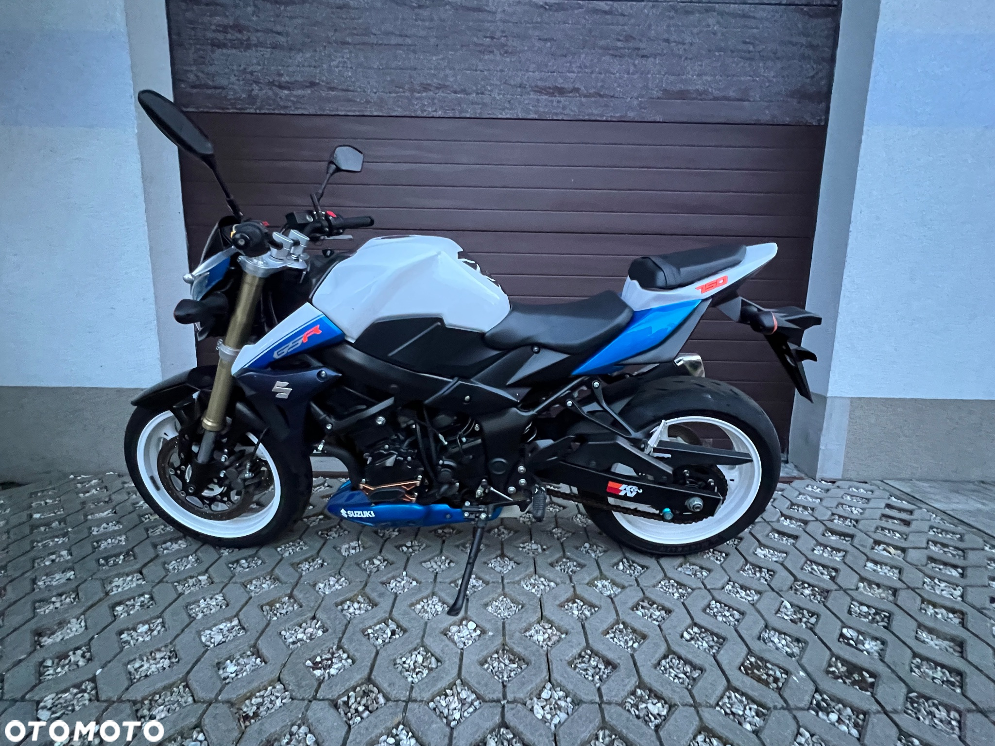 Suzuki GSR - 21