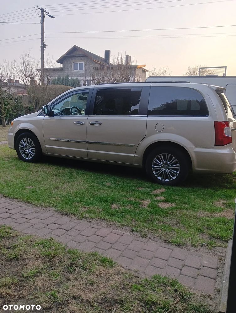 Chrysler Town & Country 3.6 Limited - 11