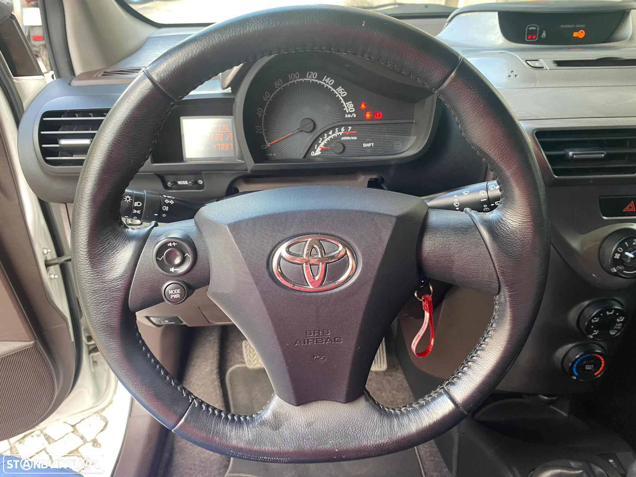 Toyota iQ 1.0 VVT-i - 28