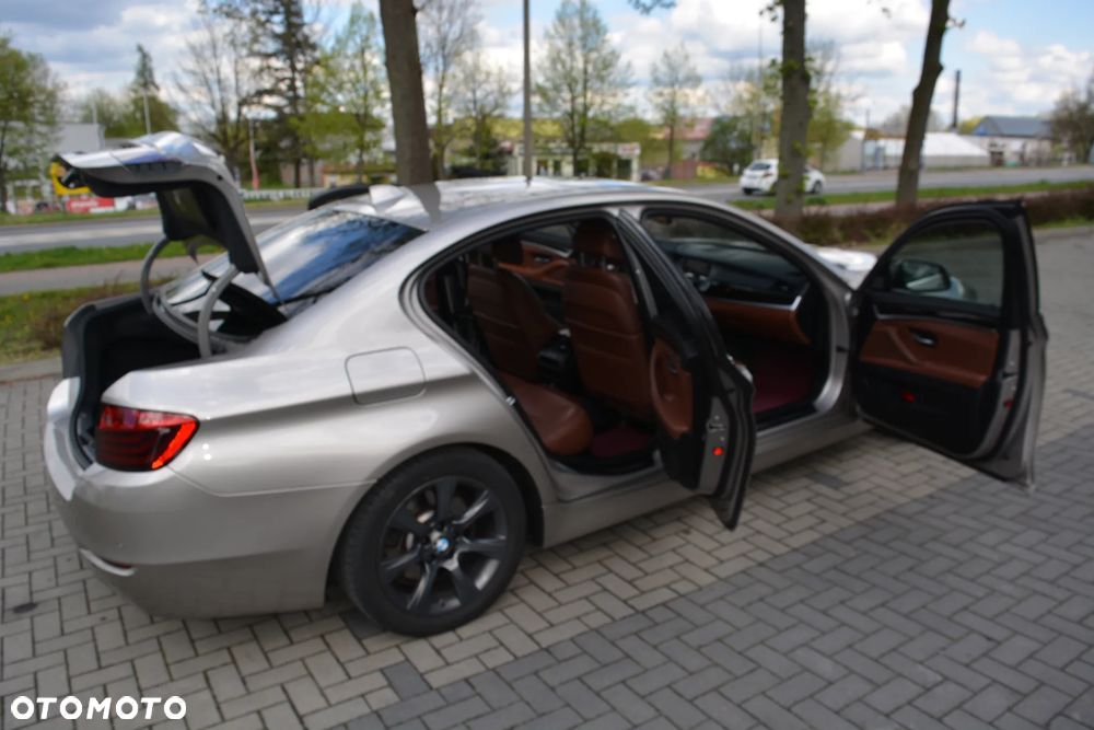 BMW Seria 5 528i xDrive Luxury Line - 32