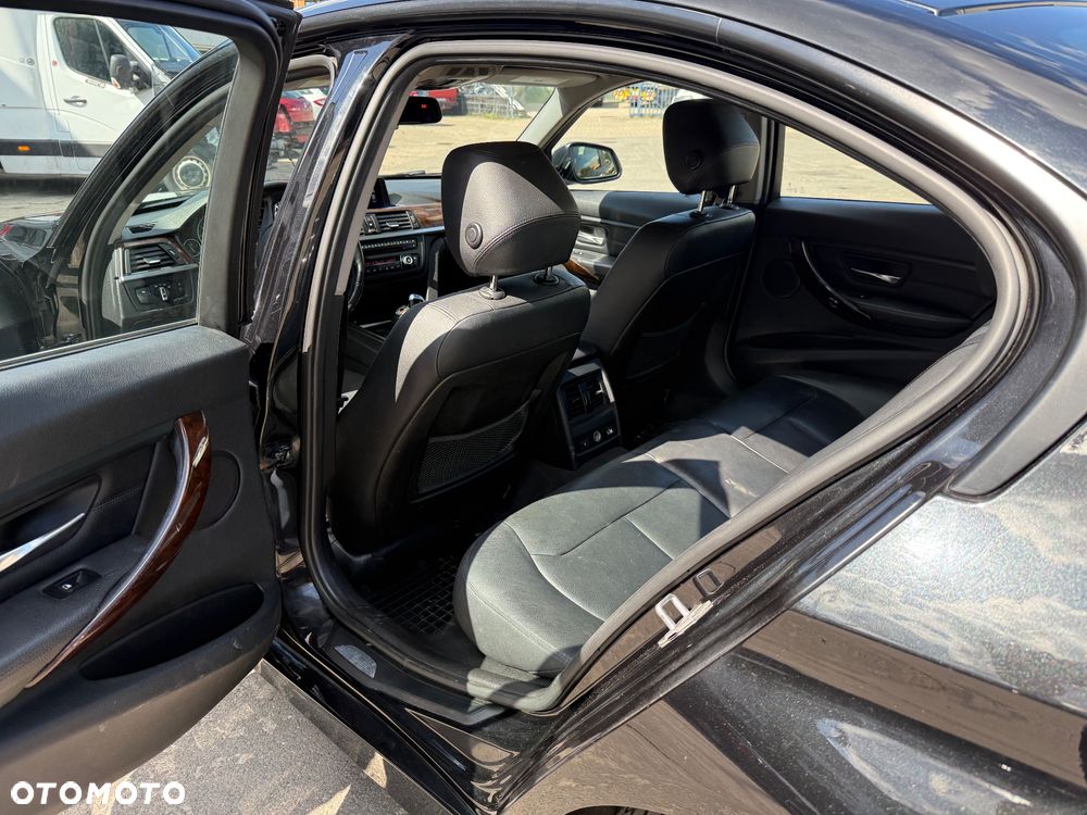 BMW Seria 3 320i - 11