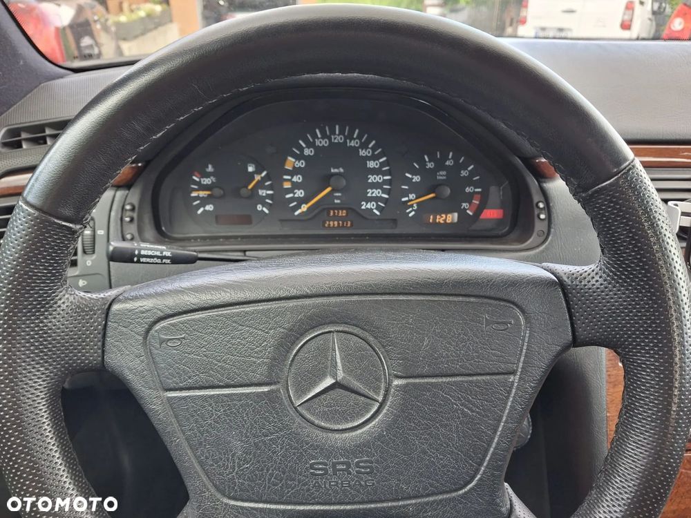 Mercedes-Benz Klasa E ver-200 - 16