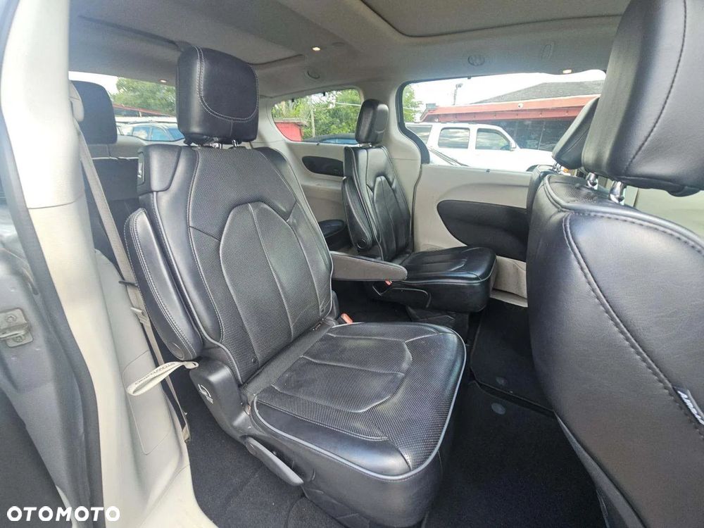 Chrysler Pacifica - 15
