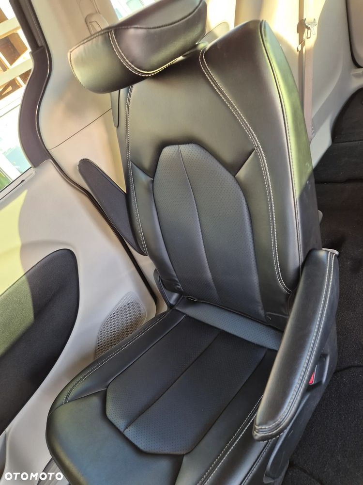 Chrysler Pacifica - 11