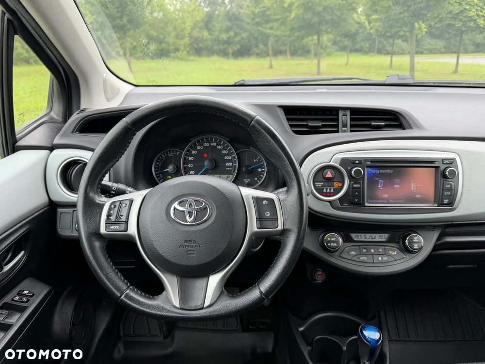 Toyota Yaris Hybrid 100 Premium - 29