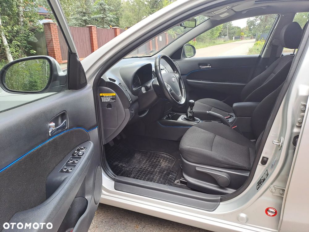 Hyundai i30 1.6 CRDi Comfort EU5 - 6