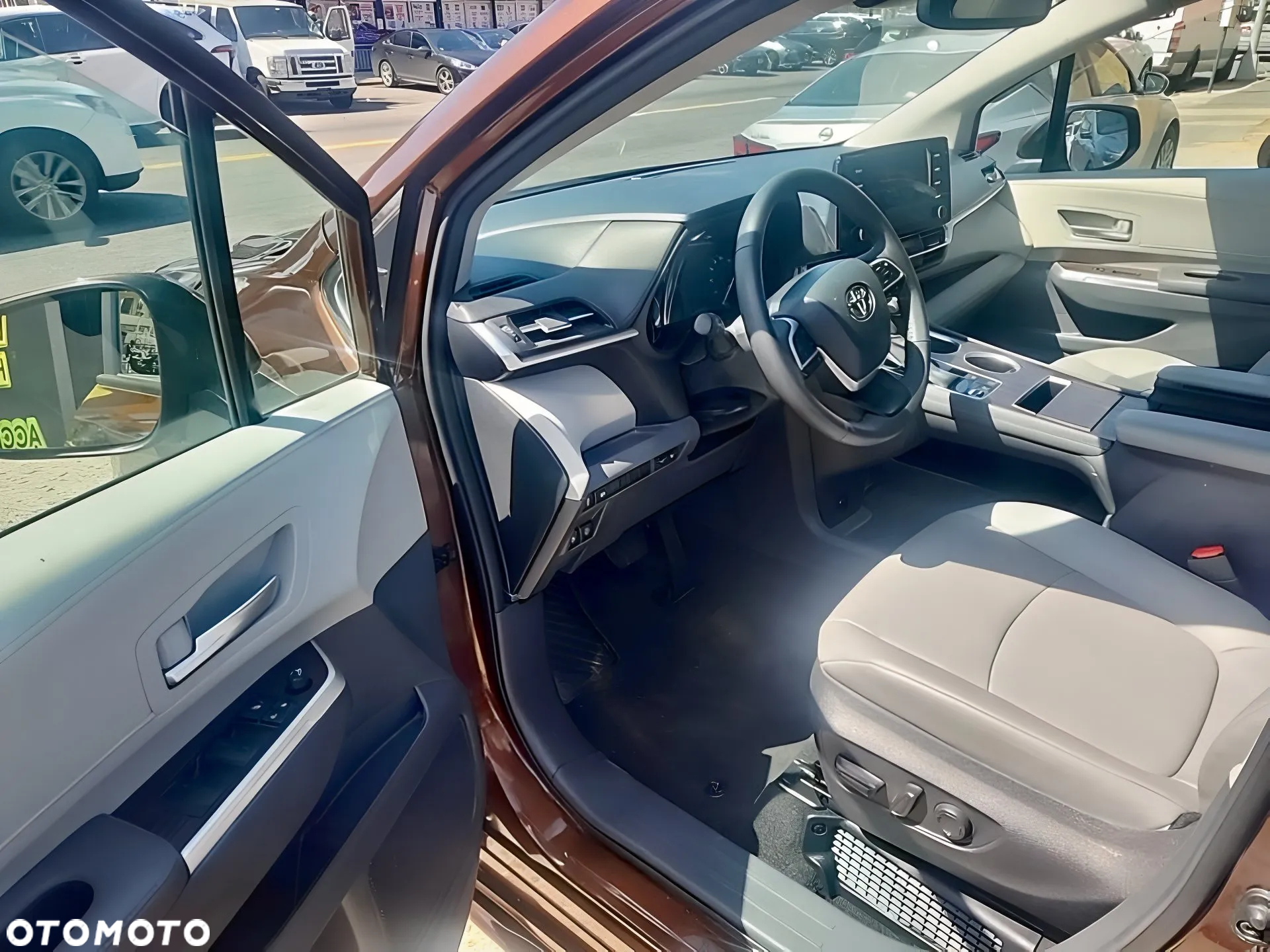 Toyota Sienna - 8