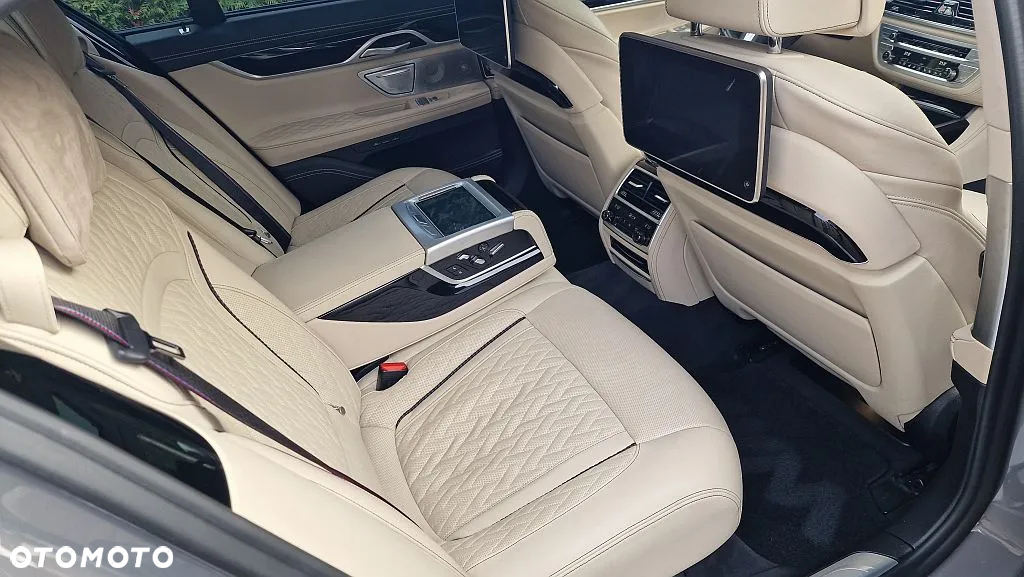 BMW Seria 7 750i xDrive sport - 23