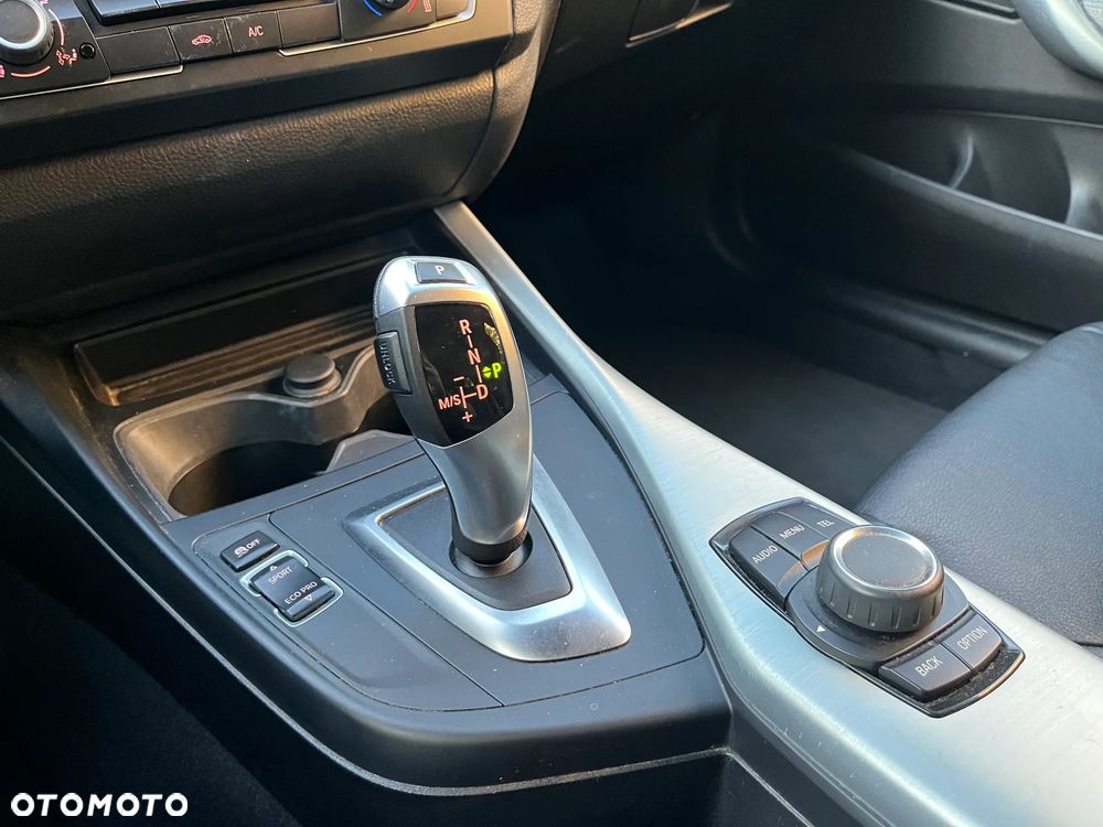 BMW Seria 1 120i - 12