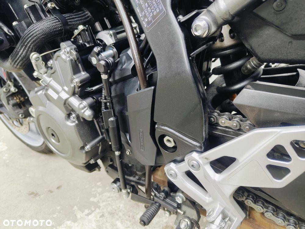 Suzuki GSX - 24