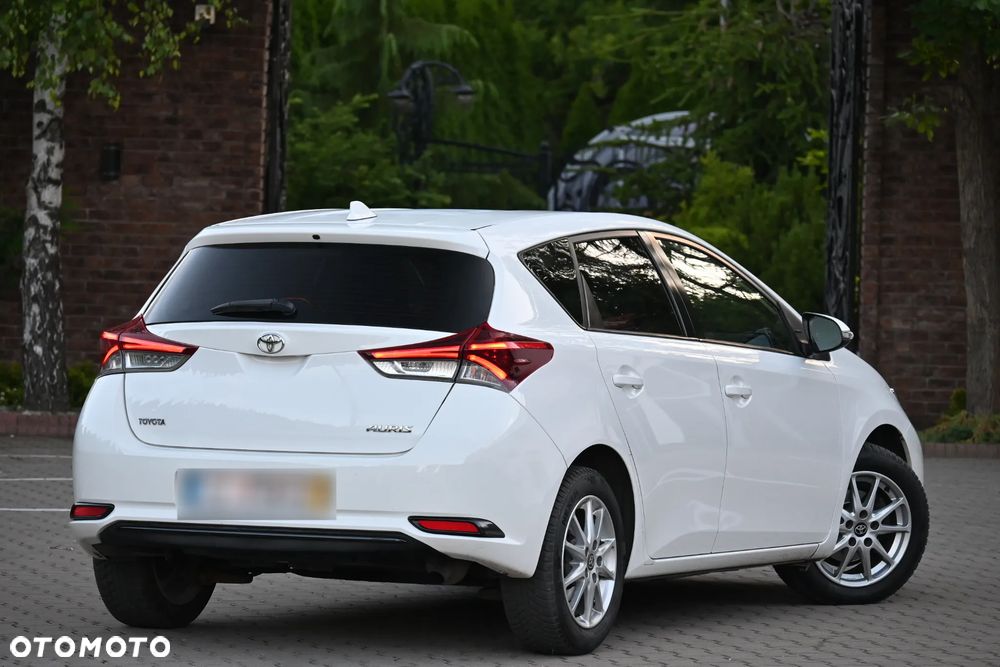 Toyota Auris 1.33 VVT-i Premium + - 16