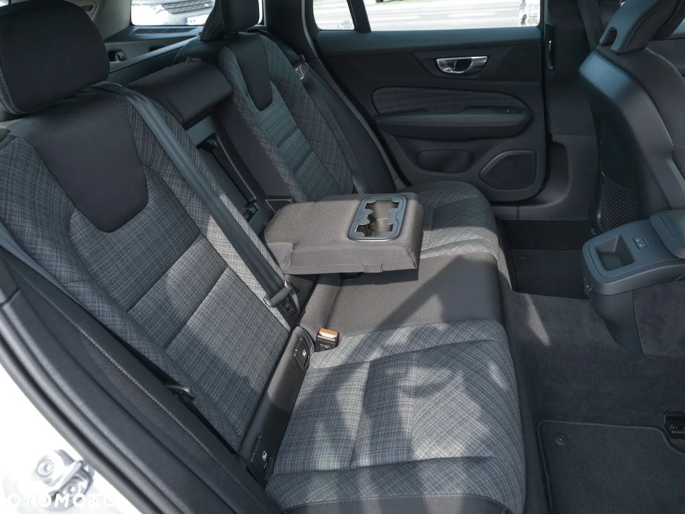 Volvo V60 B3 B DKG Momentum Pro - 23